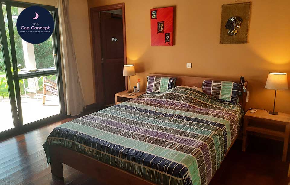 Chambre avec lit double, agréable et soigneusement décorée dans l'esprit africain. chambre à coucher pour les parents