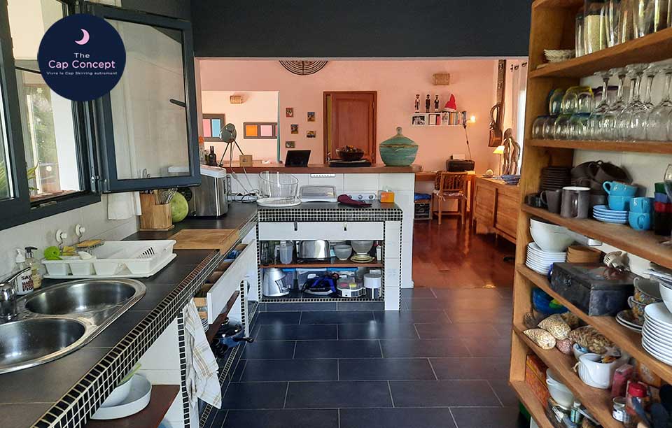 Cuisine entièrement équipée avec tout le nécessaire pour faire des bons petits plats et invités des gens à manger pour repas de fête