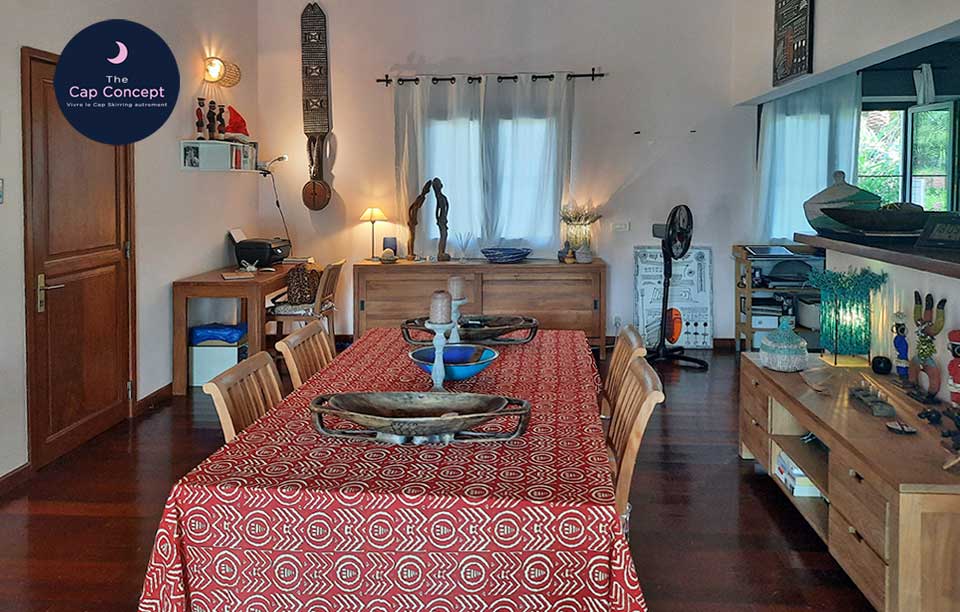 Salle à manger avec grande table pour 6 ou 8 personnes, décoration soignée design style africaine