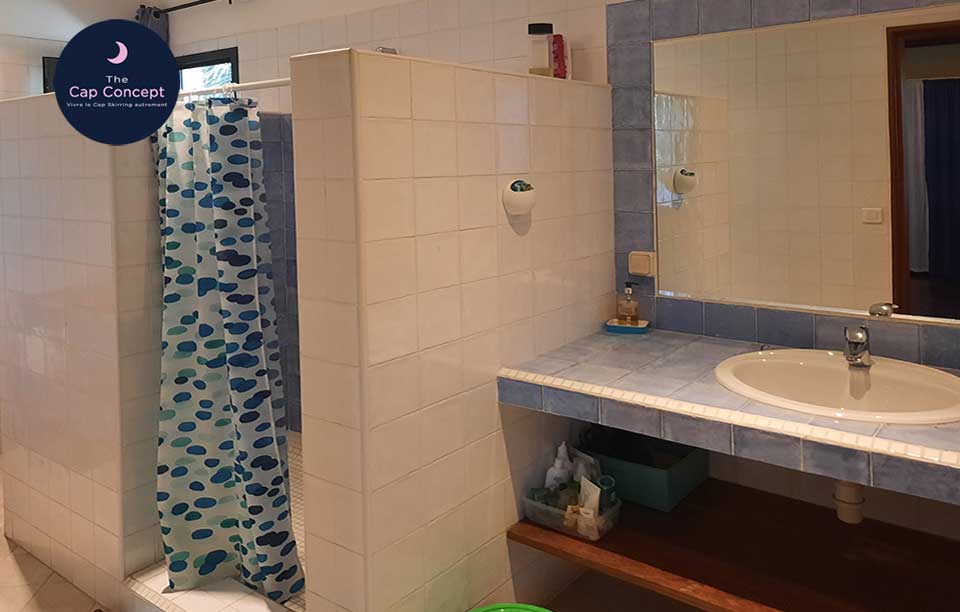 Chaque chambre possède sa salle de bain indépendante, avec douche location de luxe villa baie de boucotte cap skirring