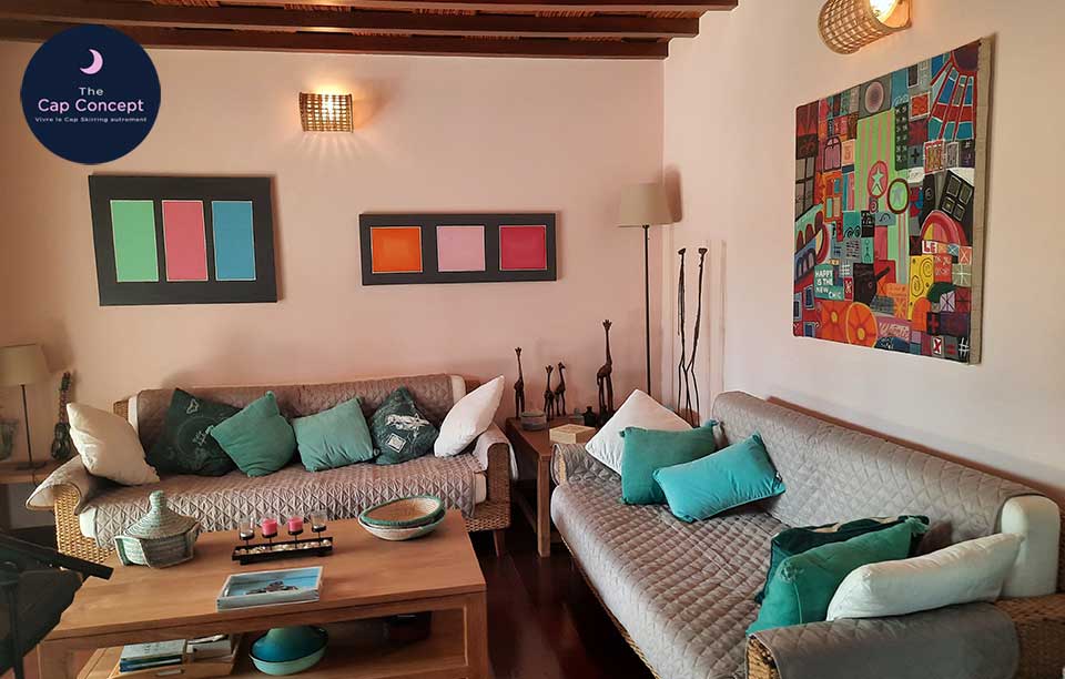 Le salon, spacieux et lumineux sympa pour passer des soirées agréables en famille ou entre amis télé déco africaine